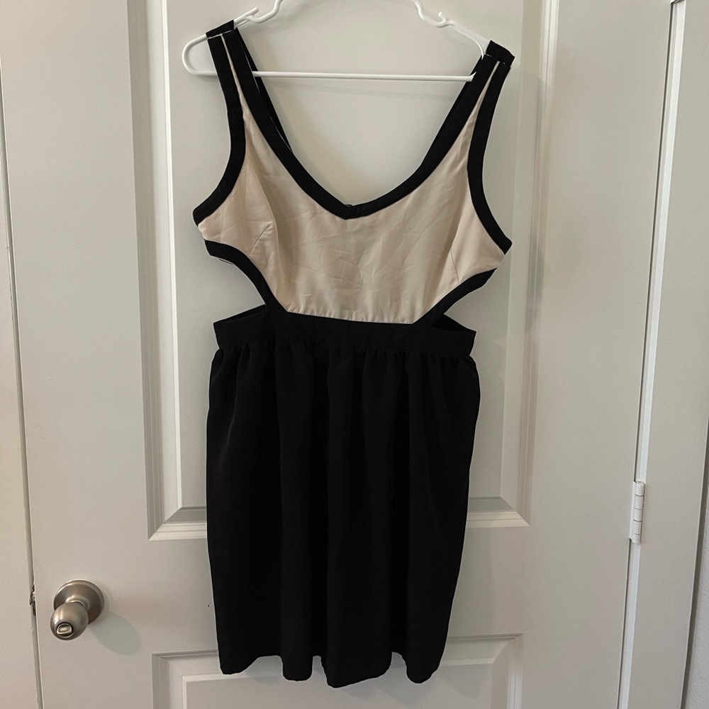 Ali & Kris cutout color lock black and cream mini dress, size L